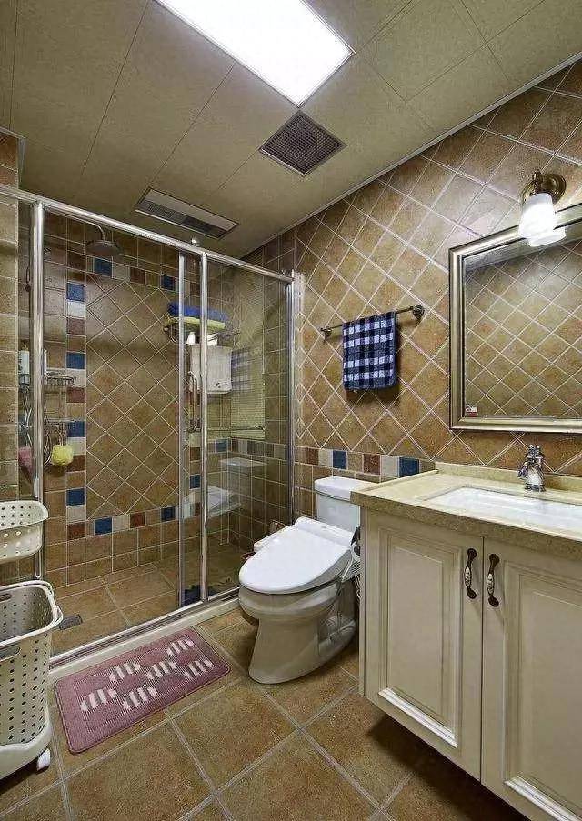 这是主卧的卫生间,复古瓷砖配上简单的腰线和背景,真的好漂亮啊!