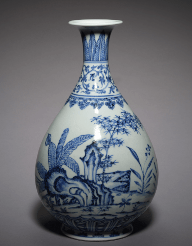 中国花瓶　清朝雍正帝 A rare Ming-style blue and white yuhuchunping, Qing dynasty