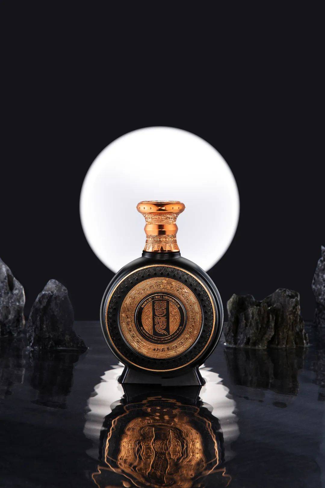 当五彩黔艺的金鼓以习酒做媒介,以贵州铜鼓为创意元素,将传统与现代