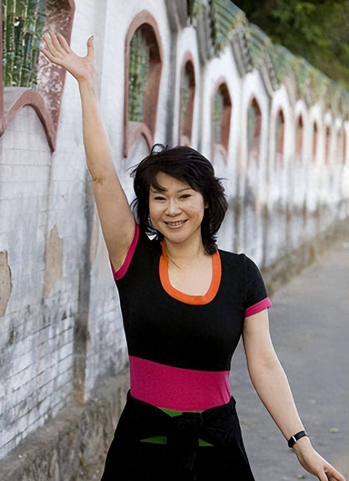 她是我国女乒一姐,烟酒不离身拿到59块金牌,被二婚老公宠成公主_曹燕