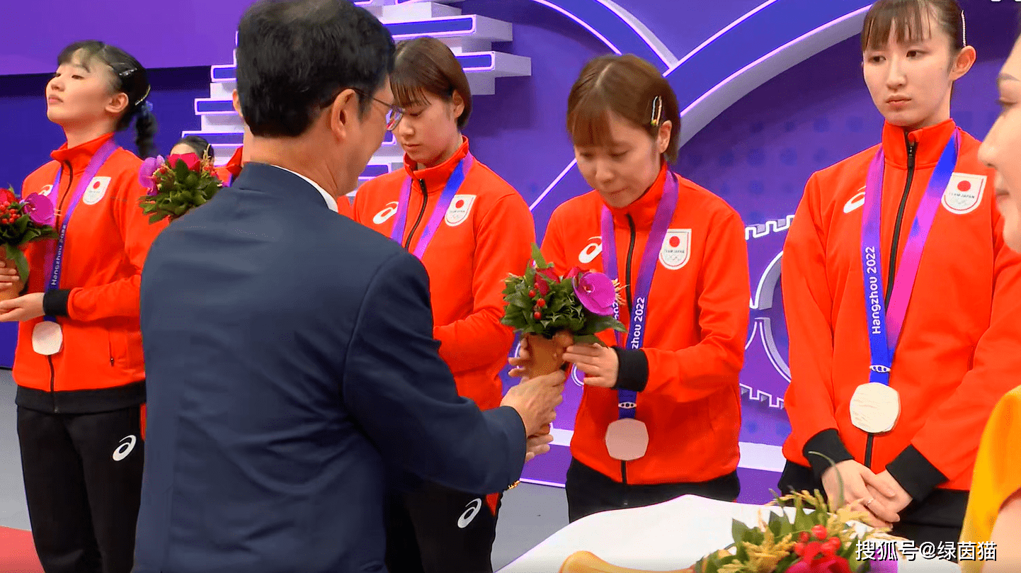 全队站上最高领奖台,升国旗奏国歌_亚运会_孙颖莎_陈梦
