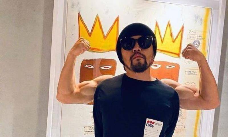 周杰伦借位刘畊宏秀肌肉,杰伦式幽默引网友调侃:戒奶茶你也可以_周董