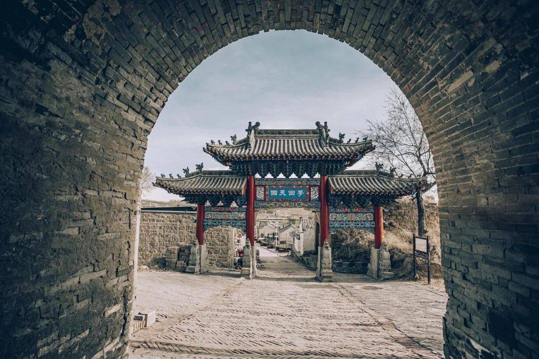 每一处景观都有动人的传奇形成"四楼骑街两牌楼"的奇丽景观望胡楼,木