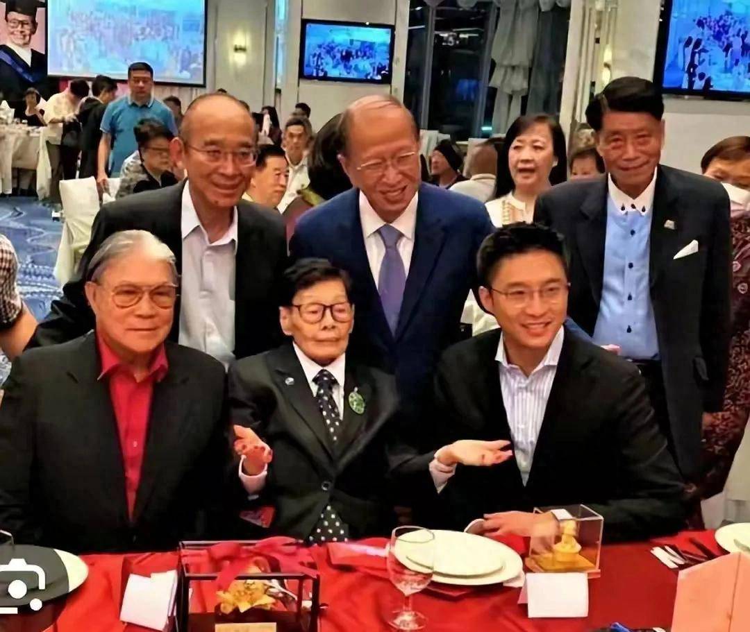霍启山变暖男,陪霍震霆看游泳比赛,还帮霍启刚摇旗助威_家族_亚运会