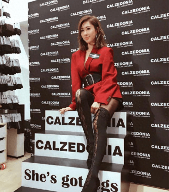 胡定欣越老越有味道,黑色丝袜搭配红色修身西服尽显淑女坐姿!