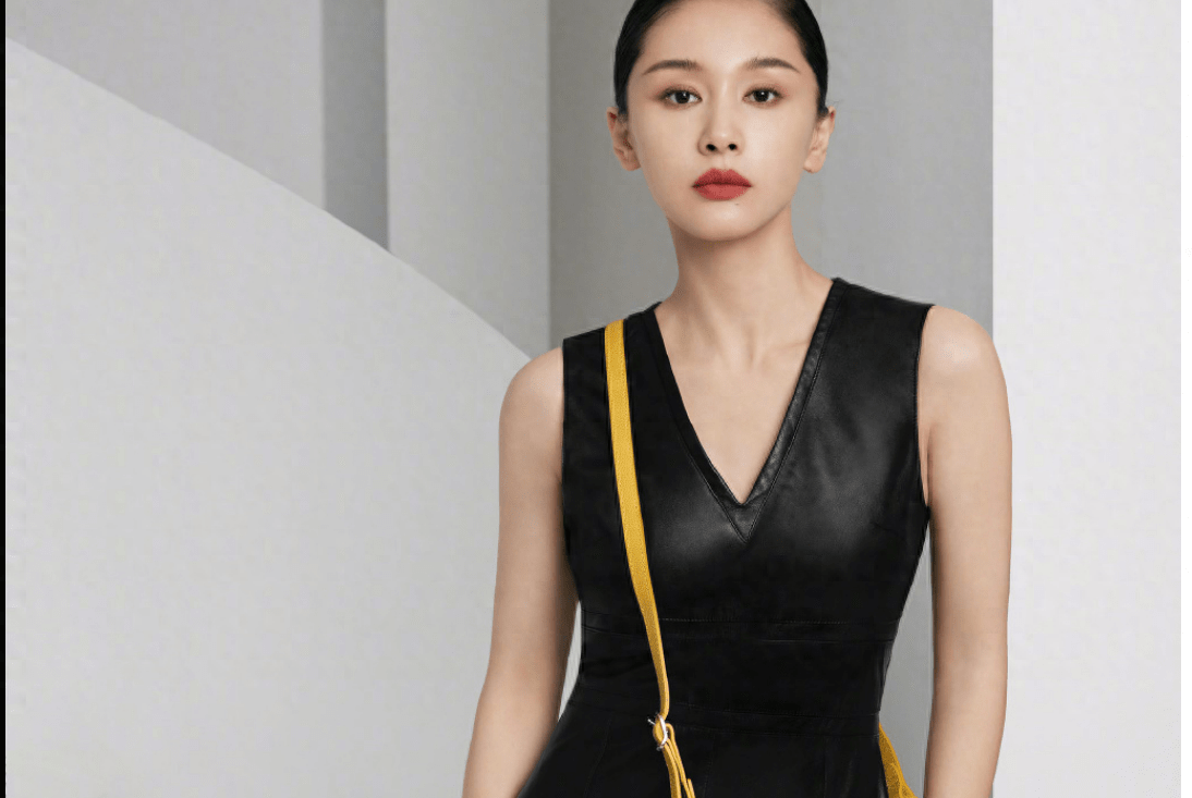 王子文带儿子外出,背双肩包打扮年轻,跟儿子站一起宛若他姐姐_豆芽