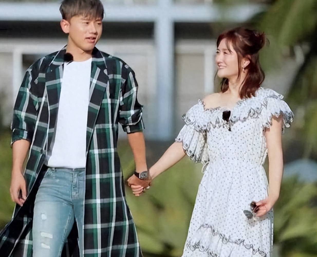 谢娜张杰:结婚12年,甜蜜如初,情侣装现身街头,恩爱秀不停!