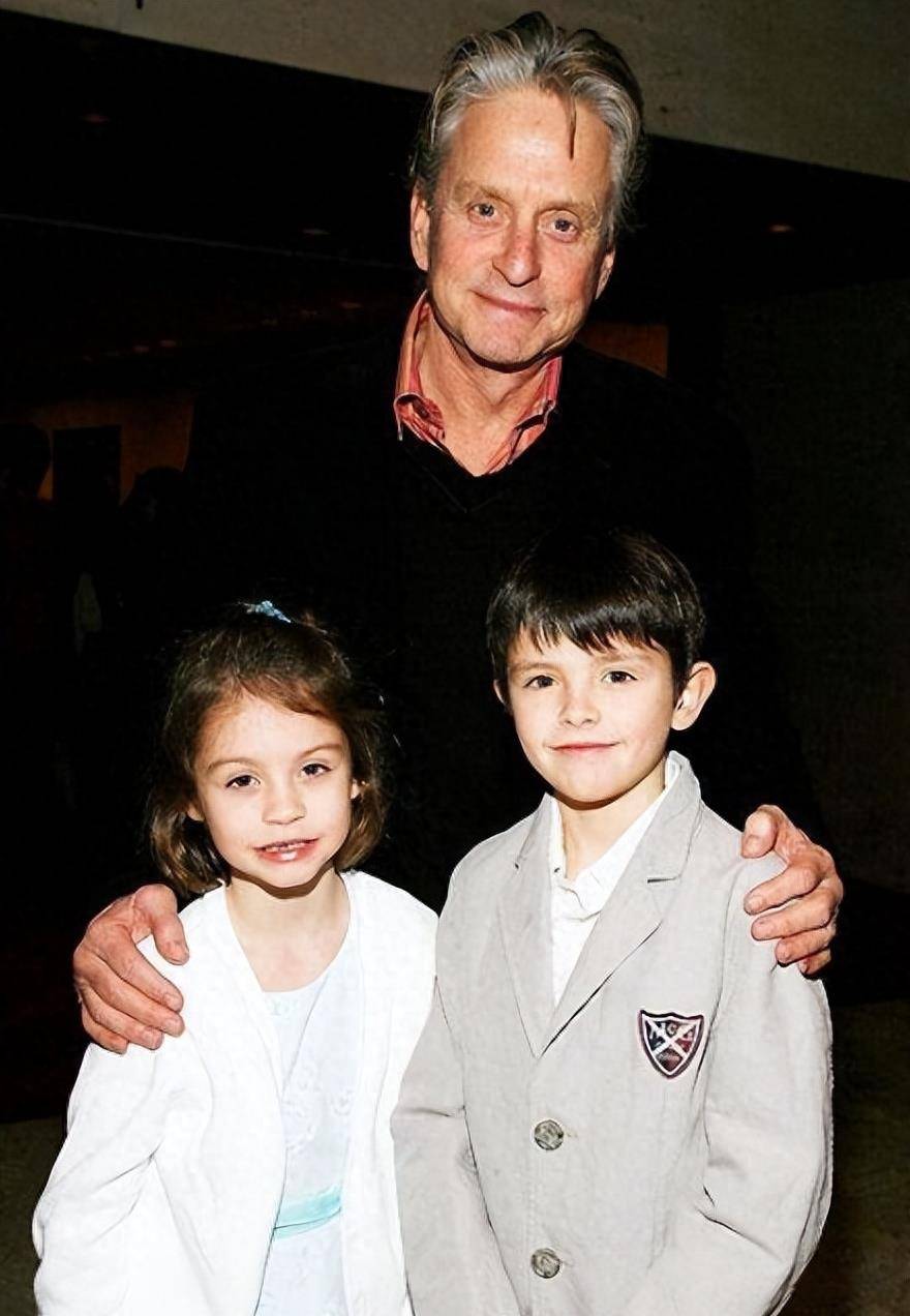 儿子的五官很像她,女儿没她年轻时漂亮_道格拉斯_卡梅伦_丈夫