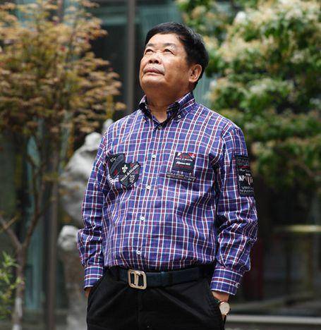 曹德旺父亲年轻时,在日本一家布店当学徒,第一年跟着布店老板练筋骨