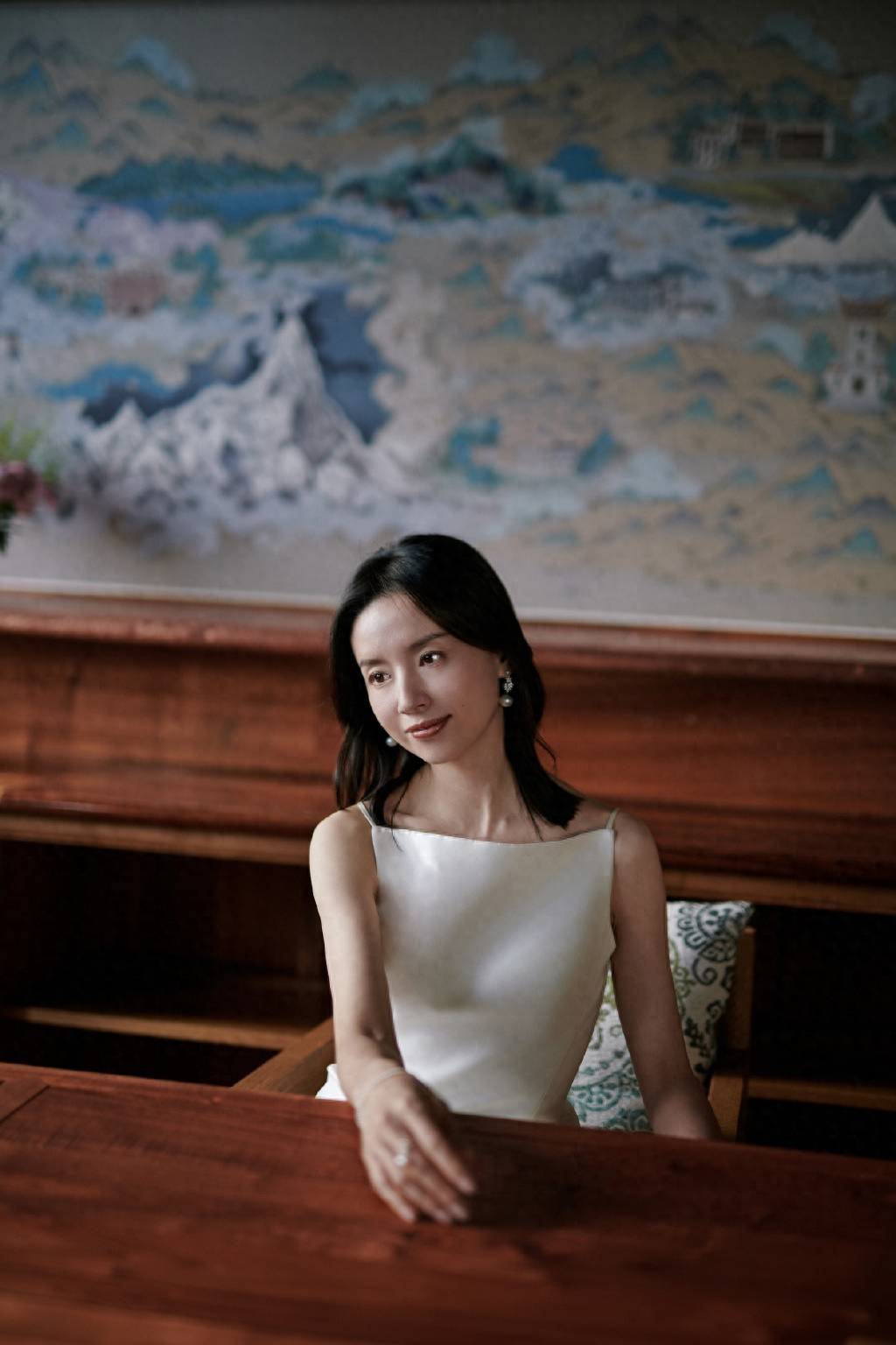 董洁一袭白裙清纯靓丽,剪锁骨发美回当年冷清秋_裙子_女性_款式