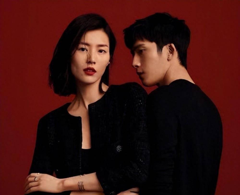 近日,又有网友晒出井柏然刘雯与李宇春聚餐的照片,两次聚餐中都有刘雯