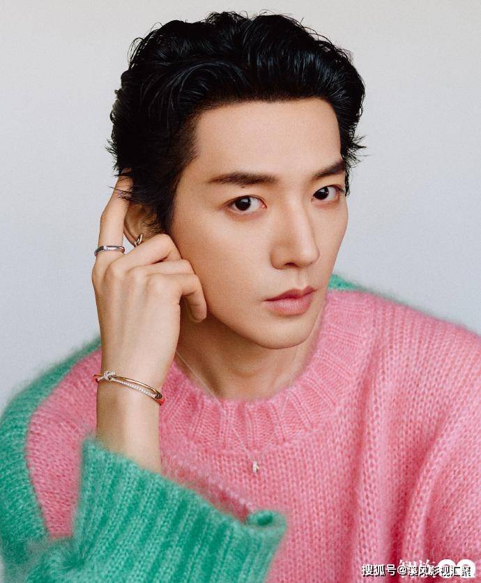 邓为新杂志大片放出,登上一线男刊有牌面,黑色大背头造型好惊艳_照片