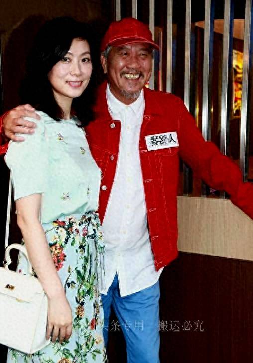 万梓良携小16岁空姐娇妻亮相,夫妻同框如两辈人,娇妻皮肤如少女