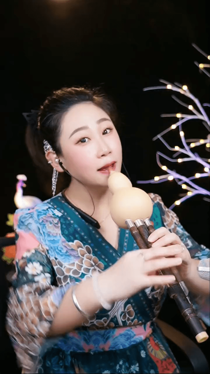 陈芝兰葫芦丝演奏《涛声依旧》