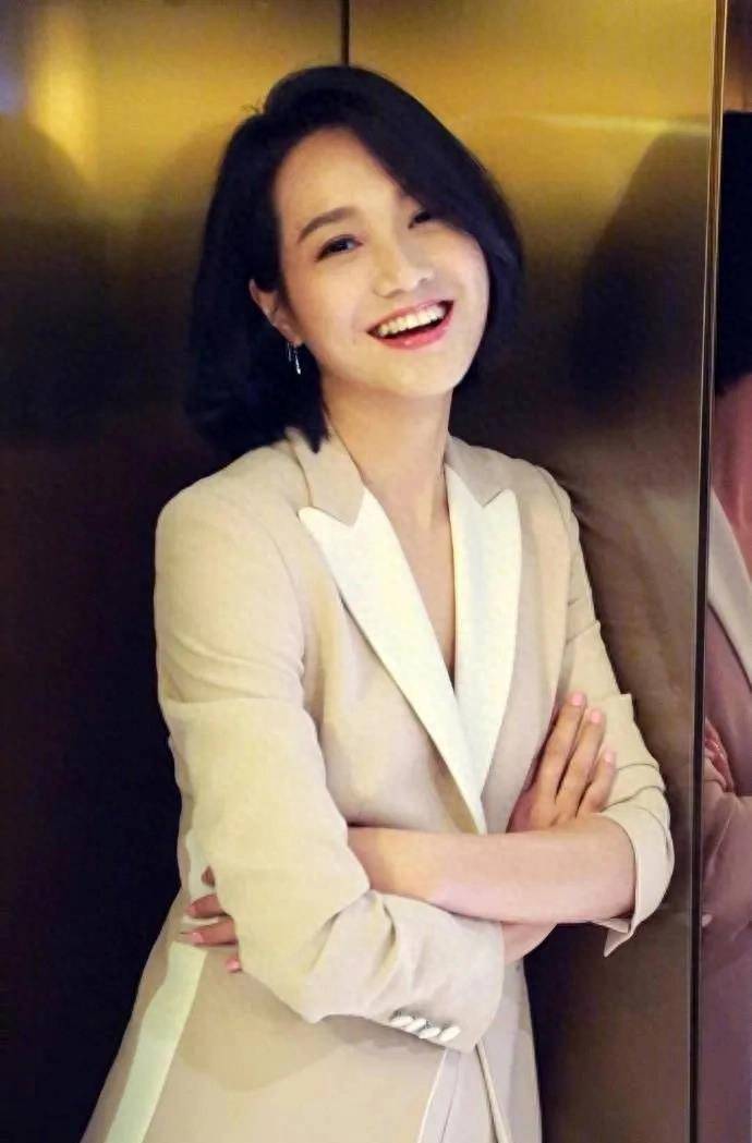 虽然朱丹当了母亲之后体重增加了十多斤,但这十斤其实对于朱丹的肤色