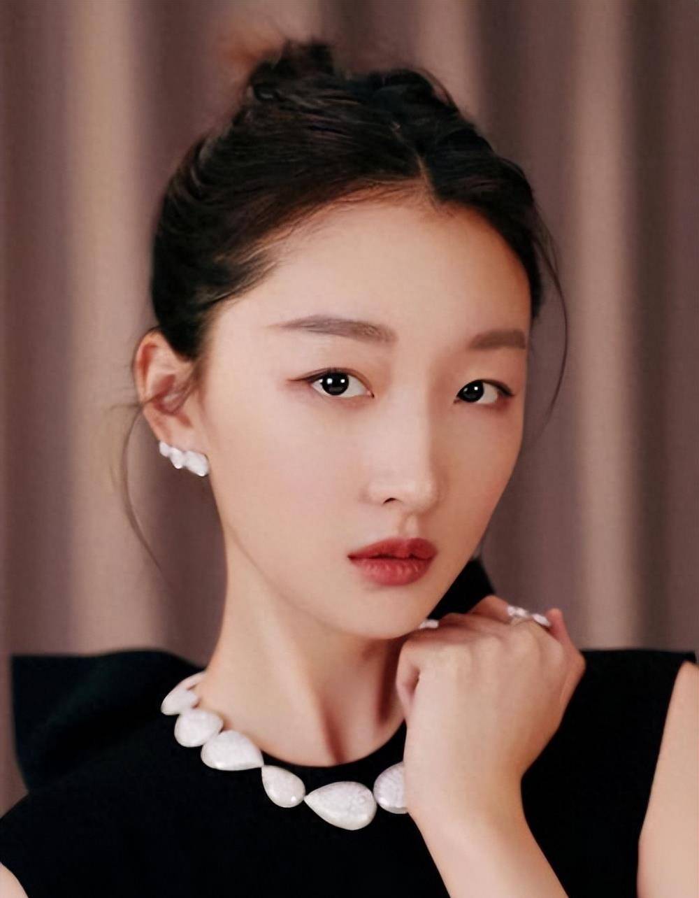 周冬雨1992年出生于河北石家庄的一个家庭,父母都是纺织工人.