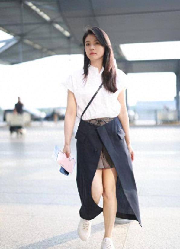 很难描述刘涛的审美,他穿了两条裙子来跟上时尚,露出大象腿,秀出肚子