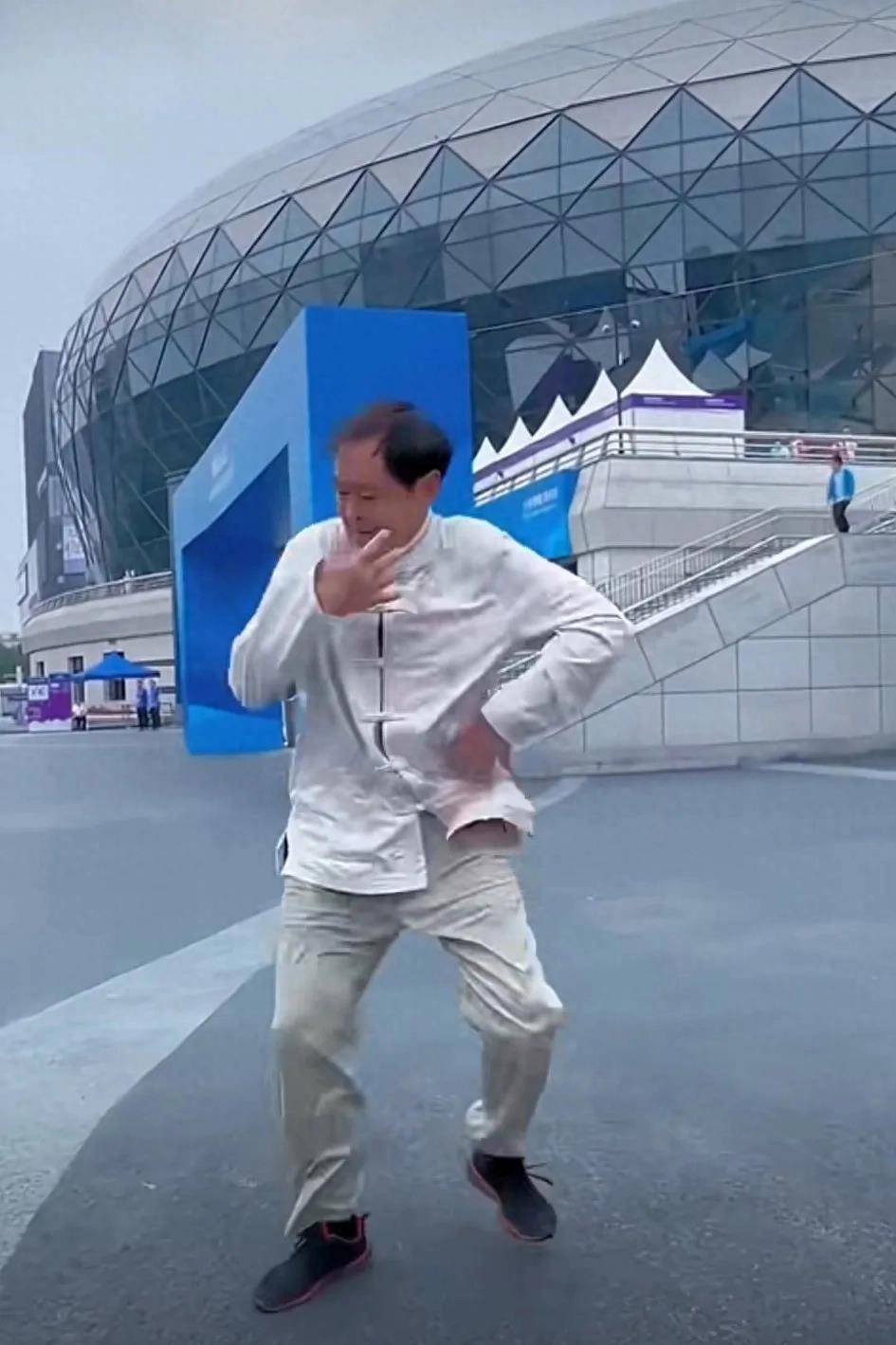 马保国参加亚运会武术比赛,"闪电五连鞭"外国人能不能接住呢?