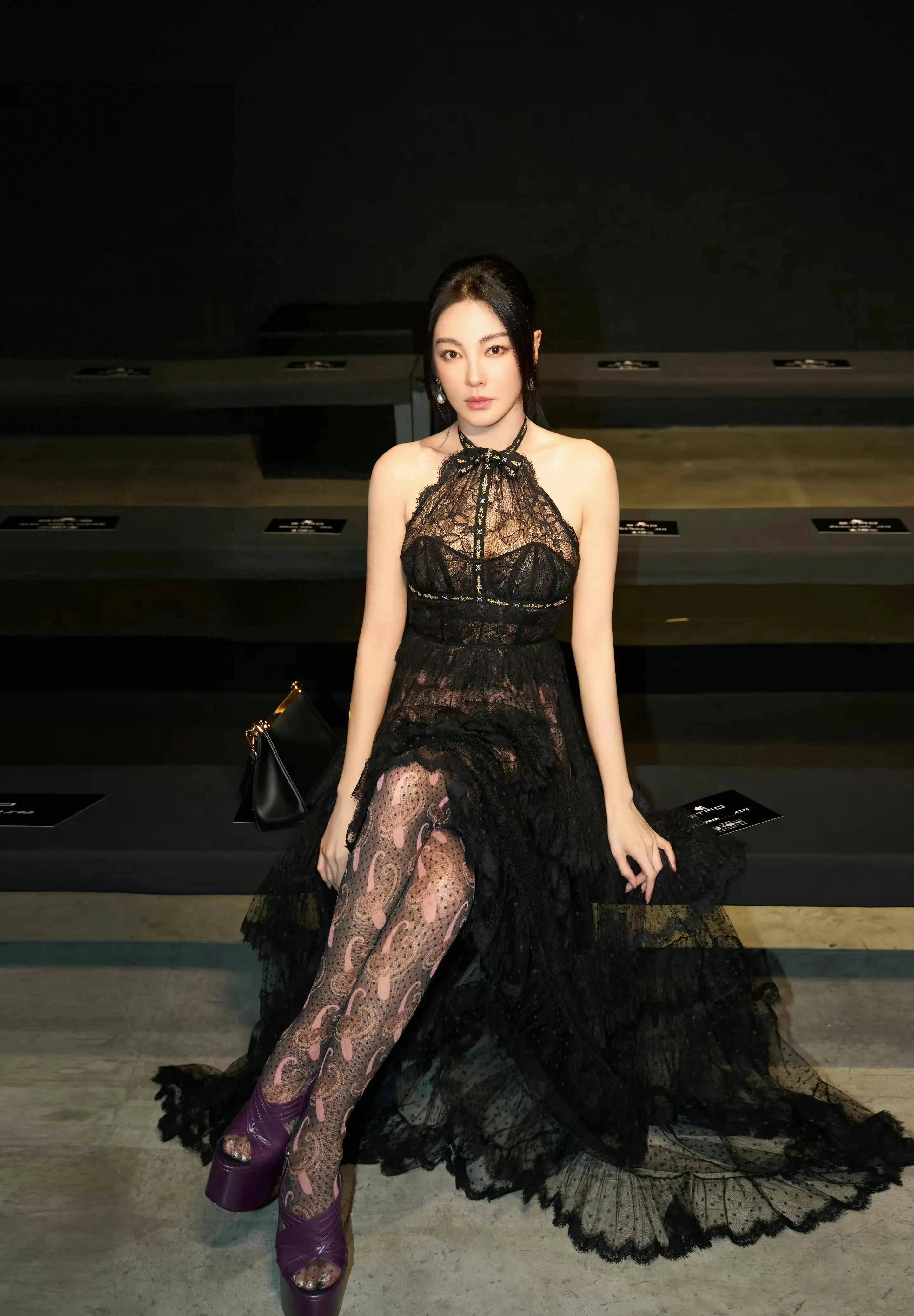米兰时装周:张雨绮透明蕾丝长裙,性感与优雅的完美结合