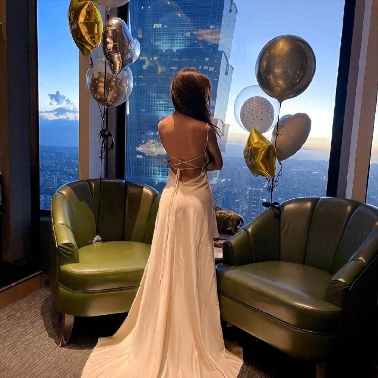 曹格女儿13岁庆生照曝光,吊带裙露背太奔放,网友称其思想前卫_grace