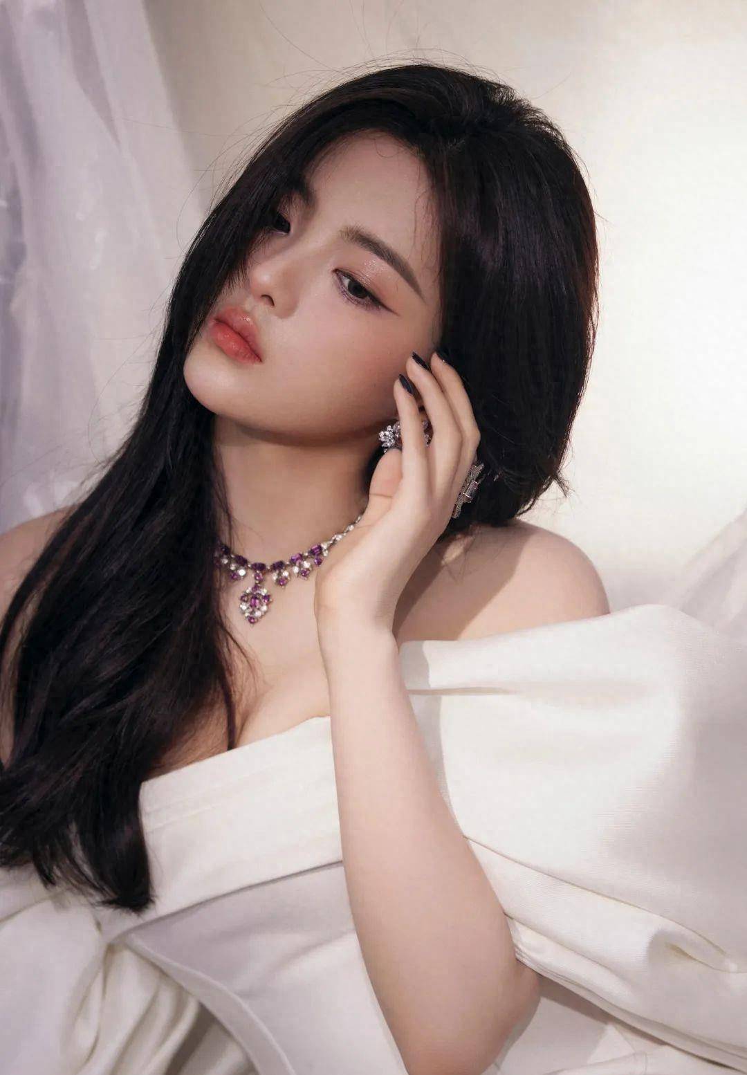 杨超越拍摄性感写真,一袭白色抹胸连衣裙,宛如含苞待放的百合花_品牌