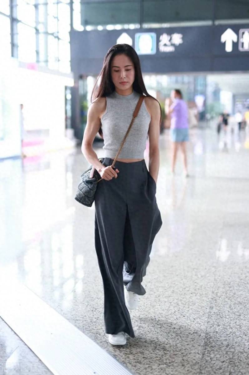 李若彤上海出行,露肩衣大方展示"健美肌",年轻得不像57岁_款式_女性