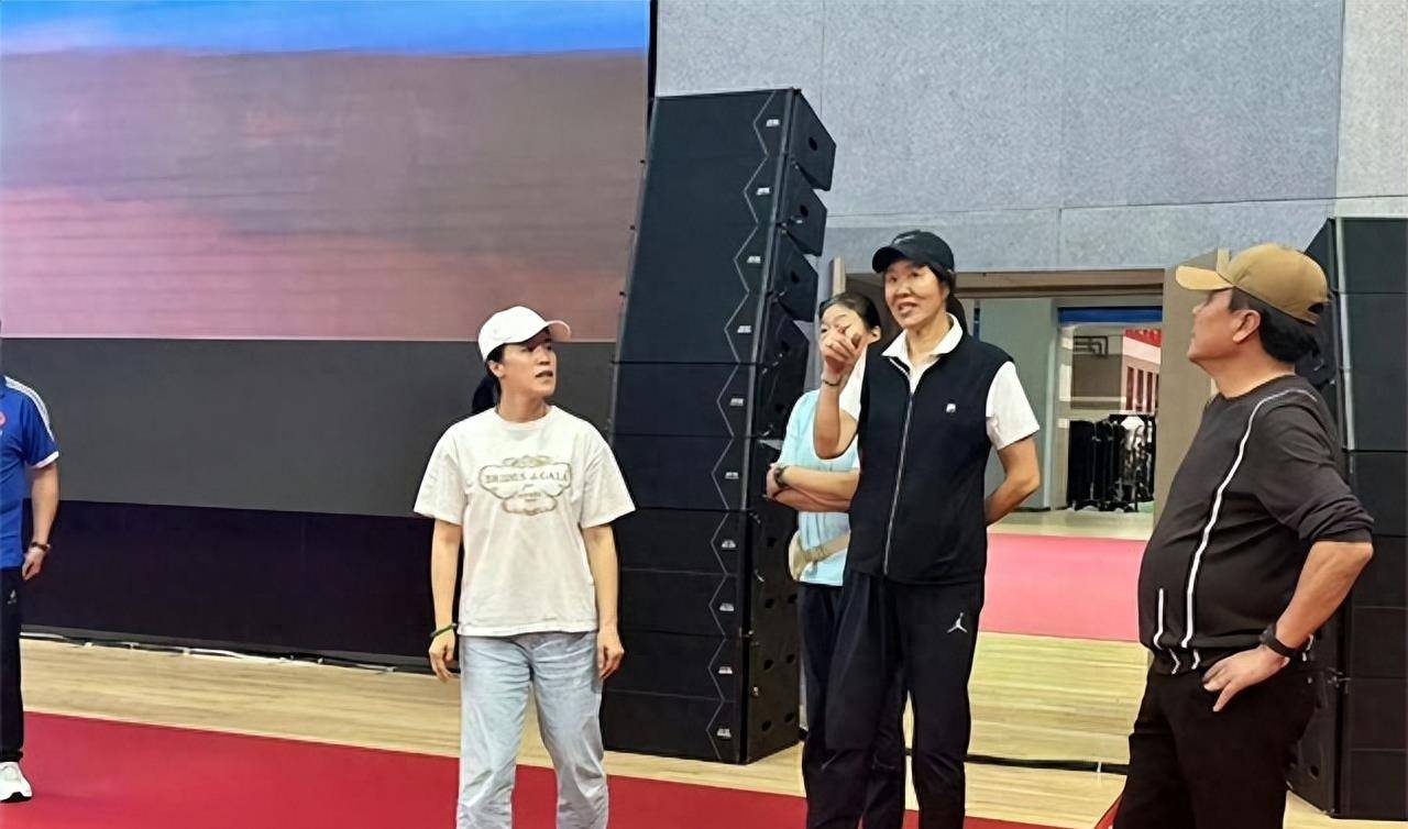 球迷围堵要求蔡斌下课,女排可能连奥运都去不了_朱婷_多米尼加队