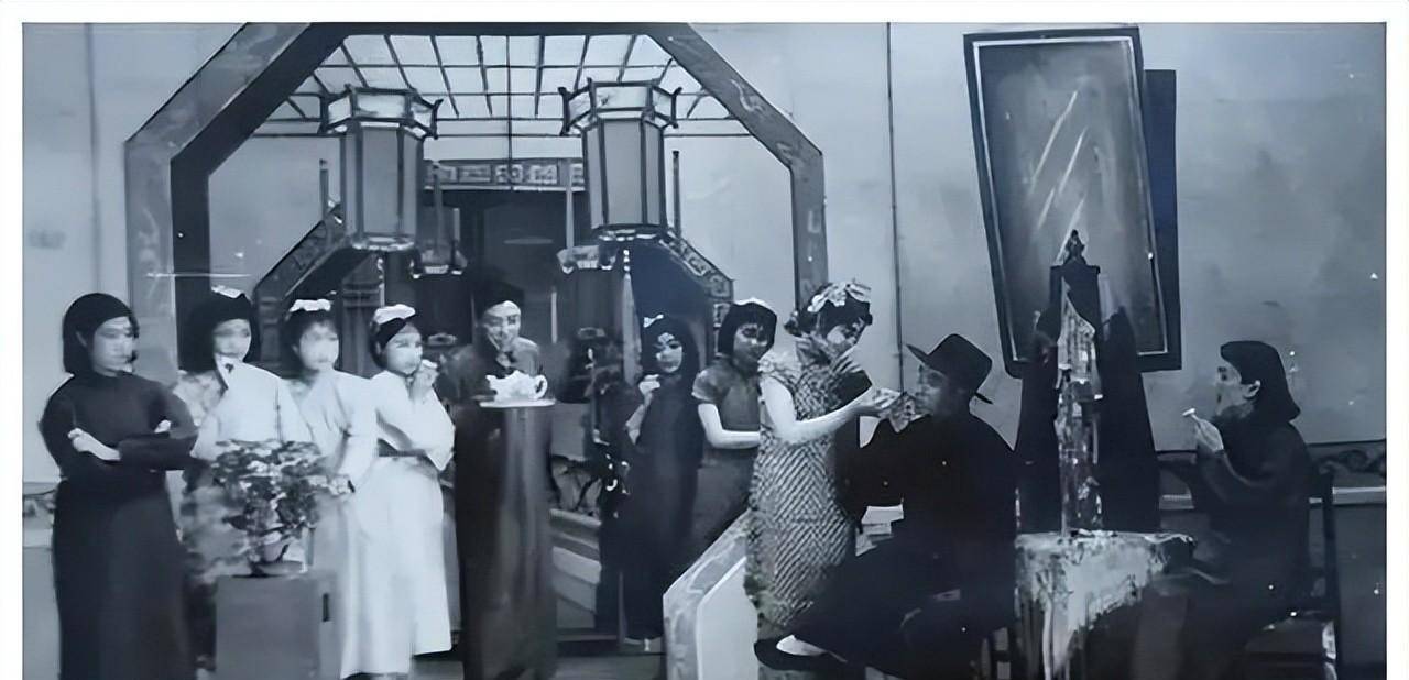 杜月笙,张啸林二位大亨亲临富春楼,直截了当对富老六谈了计划,答应事