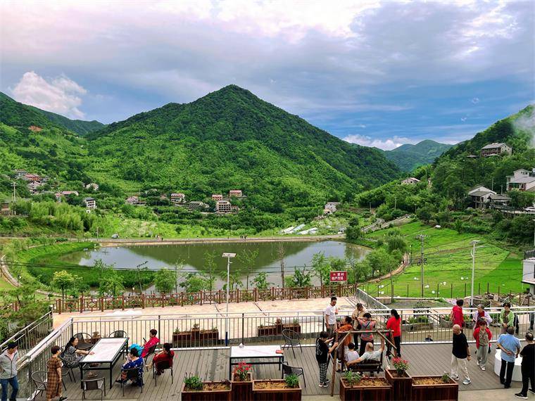 浙江湖州安吉董岭童氏山庄农家乐,门前就是湖区,聚会团建都在这!