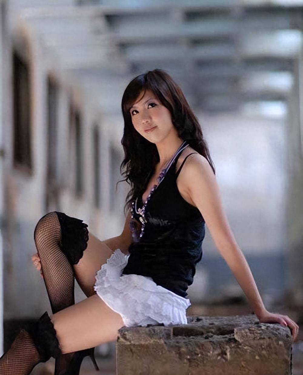 张筱雨:22岁时拍21套人体写真,热度碾压刘亦菲,40岁仍单身!