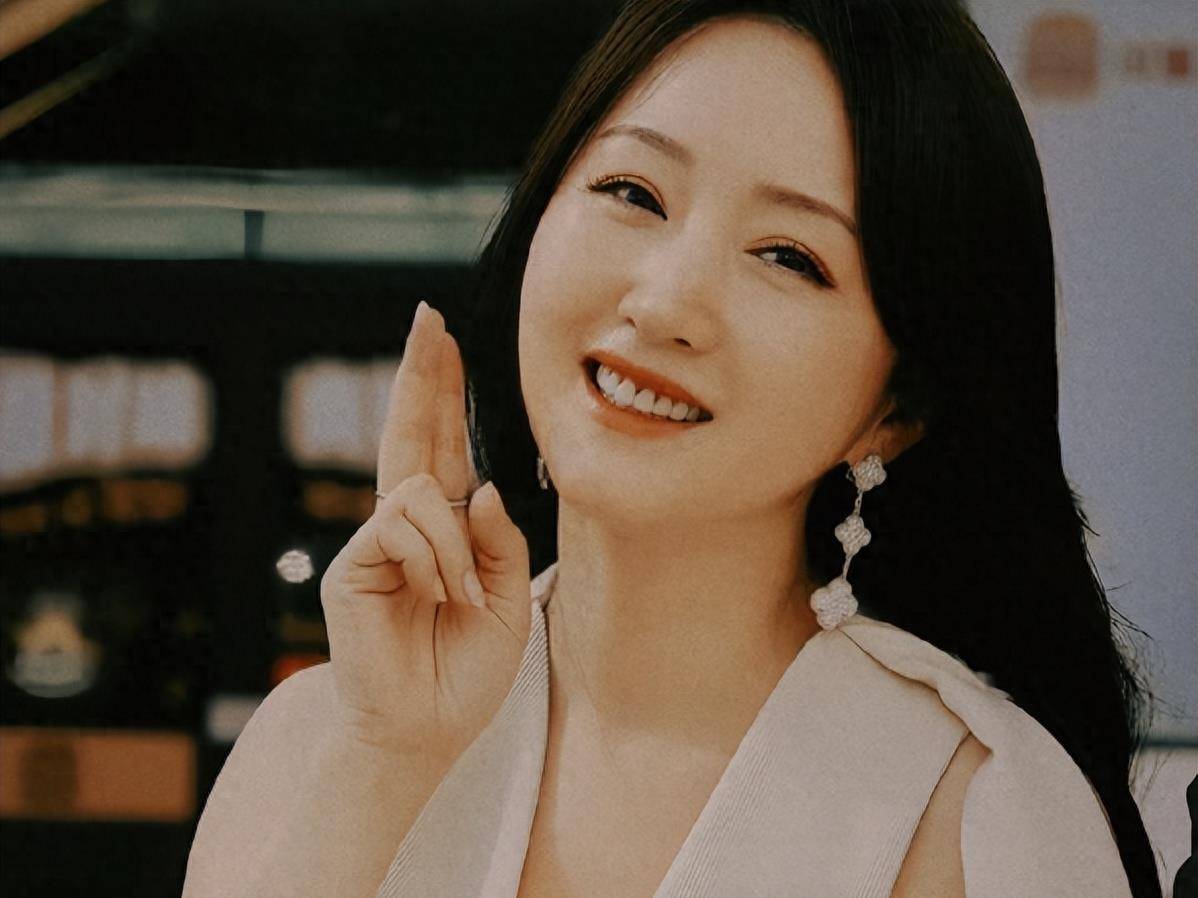 52岁的杨钰莹带着20万元的钱包出席时装周,大头小脸肿看起来老了20岁