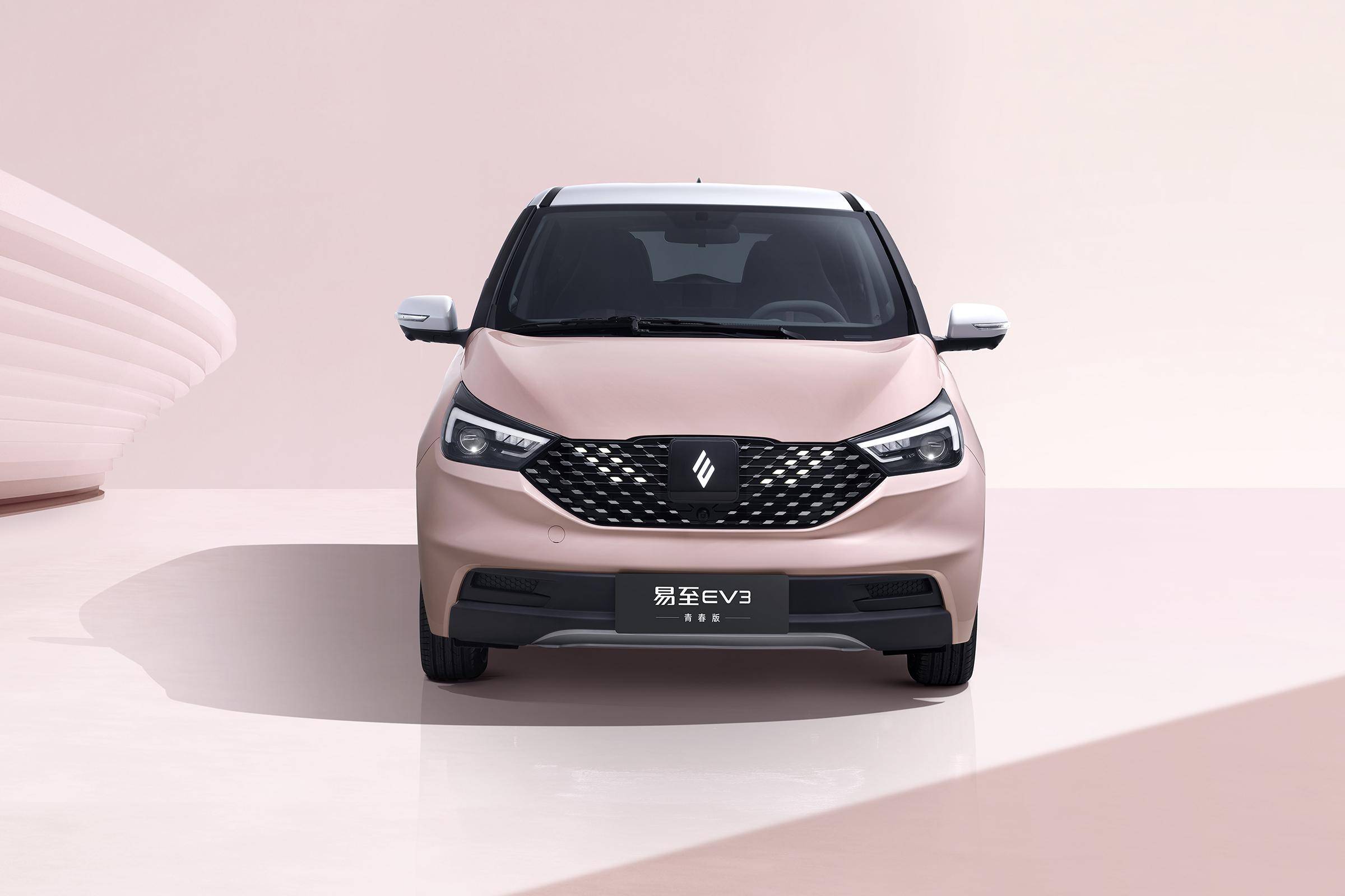 据悉,易至ev3青春版车型仍定位为5门4座电动微型车,将与长安欧尚奔奔e