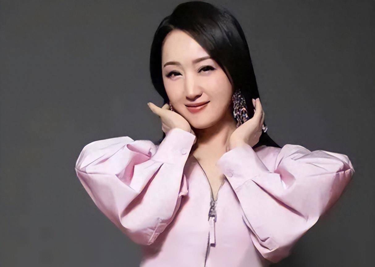 52岁的杨钰莹带着20万元的钱包出席时装周,大头小脸肿看起来老了20岁