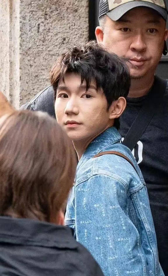 王源现身时装周,新照脸部坑洼明显像月球表面,被网友喊话少抽烟_状态