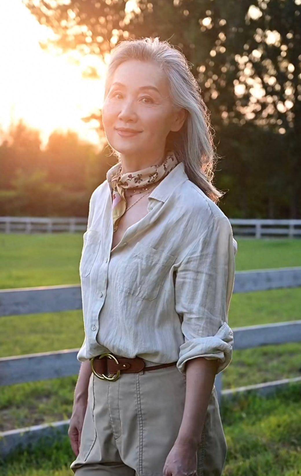 看到这位63岁奶奶才发现:女人上了年纪穿衬衫,原来可以这么洋气_女性