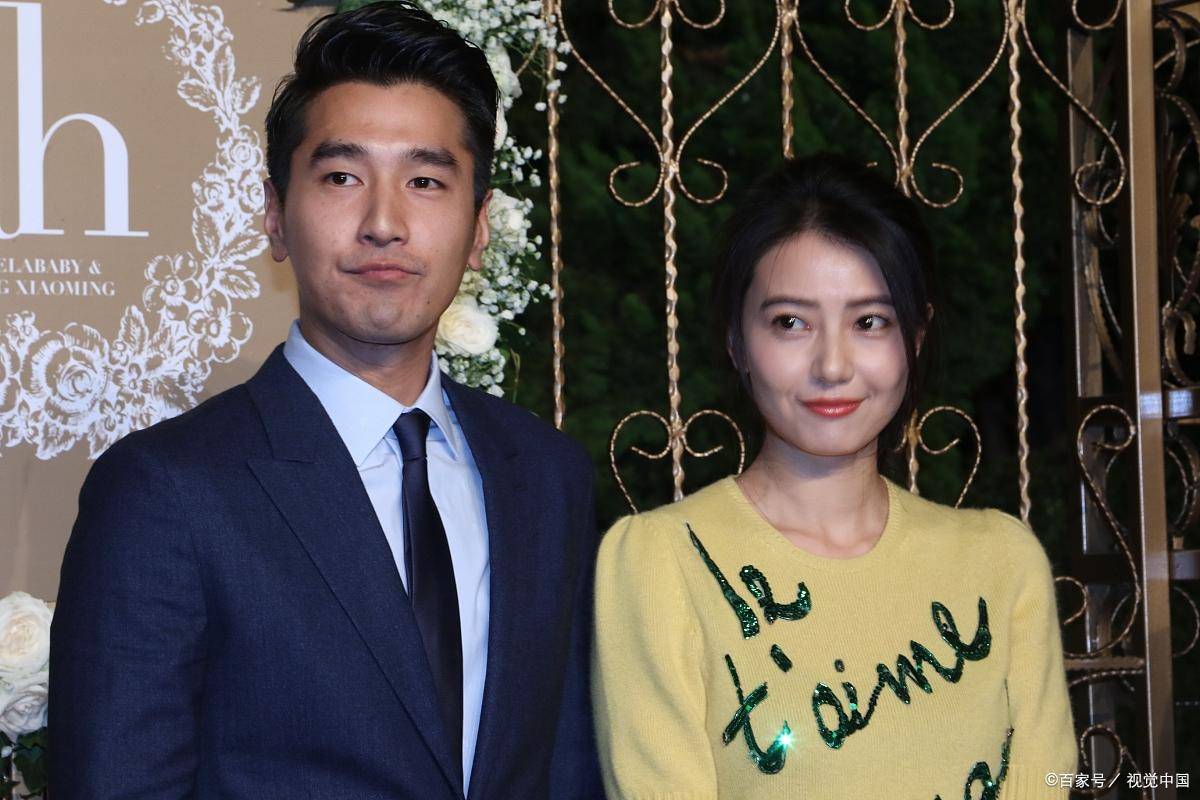 赵又廷手挽高圆圆接孩子,4岁女儿女神范初显,更粘爸爸父女情深_家庭