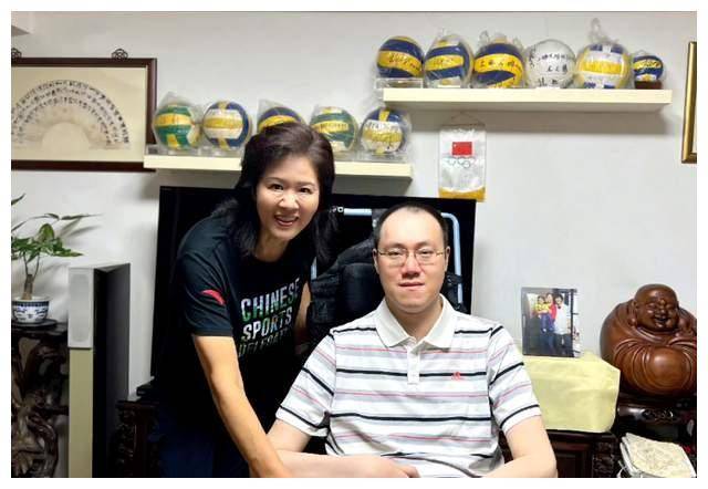 家中摆郎平母女与女儿合影,6岁女儿很可爱_唐淼_上海_白浪