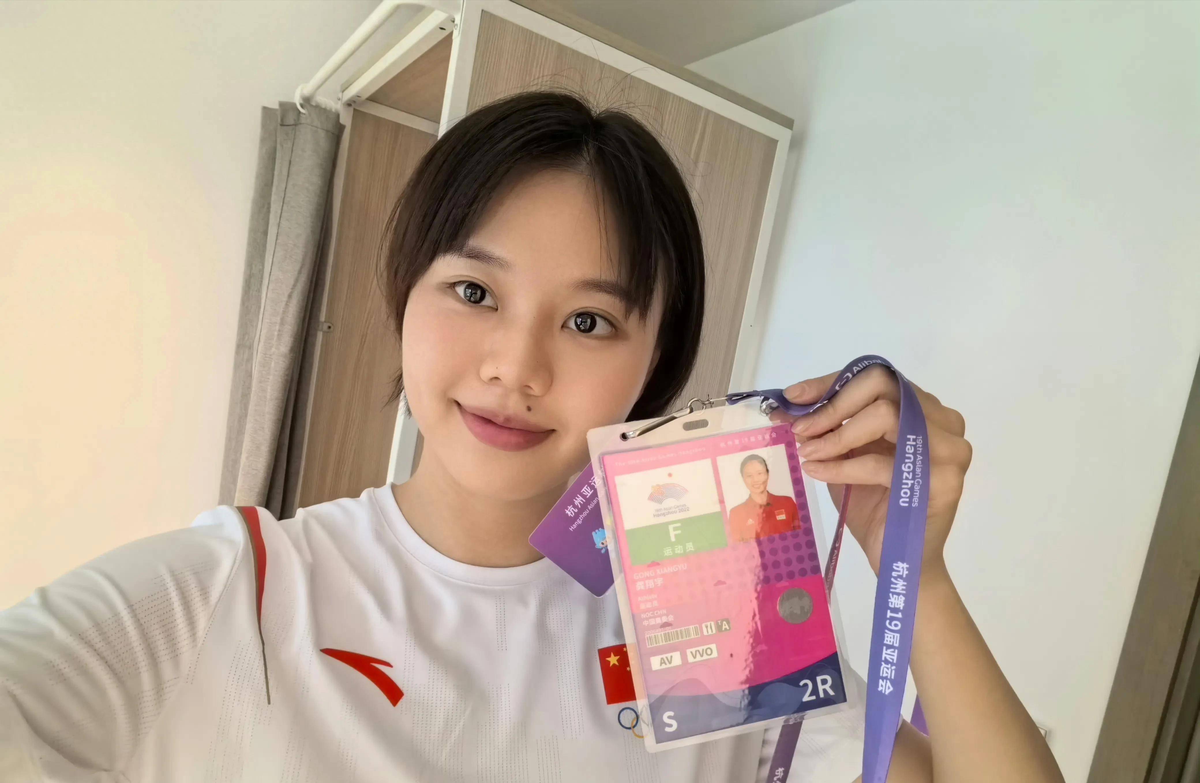 龚翔宇从北京返回,闪现杭州亚运村,备战女排小组赛_比赛_中国女排