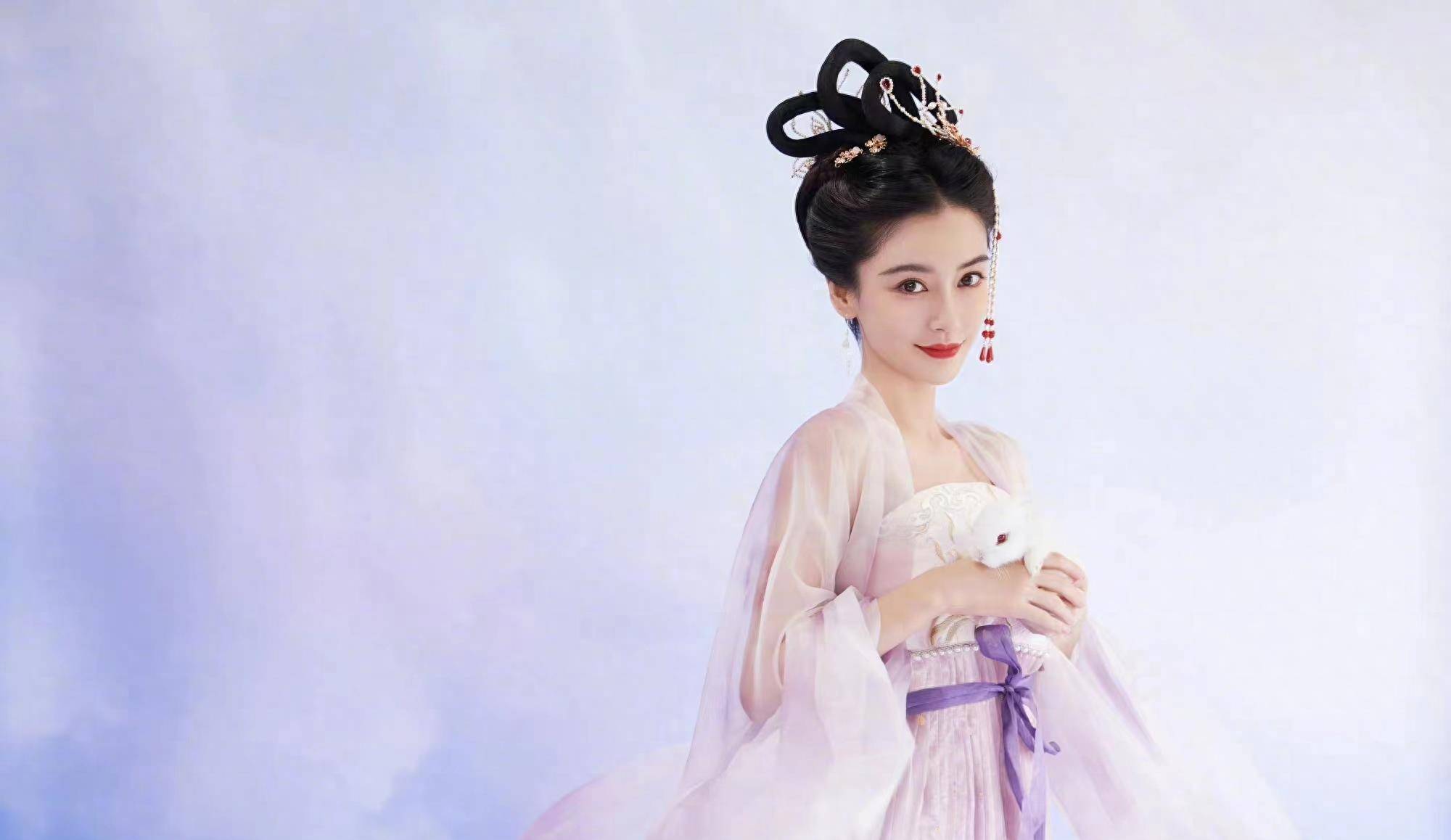 杨颖当众抽烟引起争议,这么不顾及自己的形象吗?网友:是偷拍