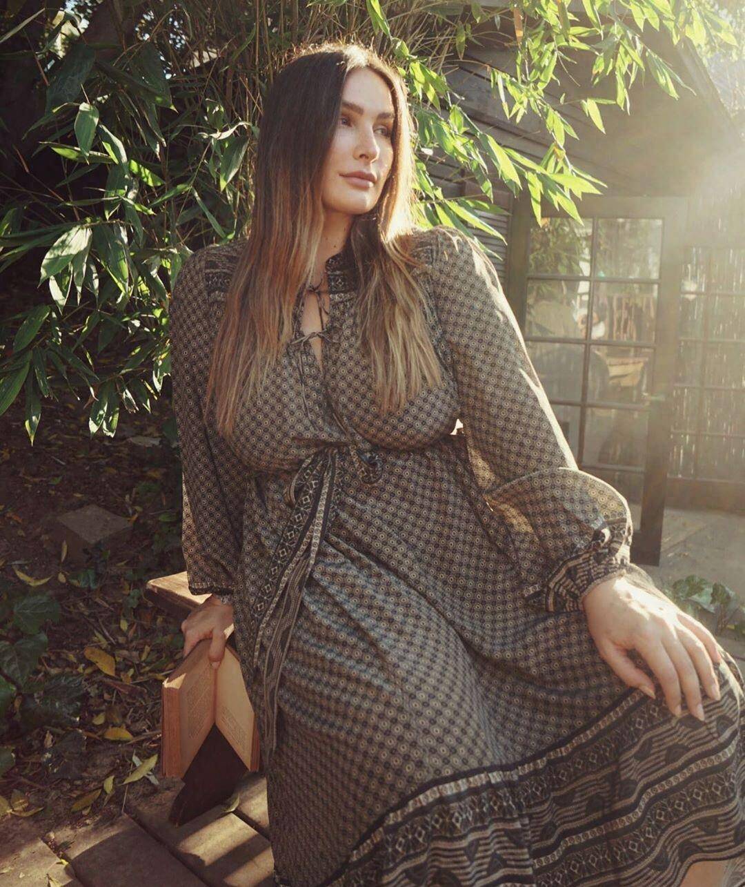 魅力与优雅融为一体,她的每张照片都散发着独特的光芒_切尔西_米勒