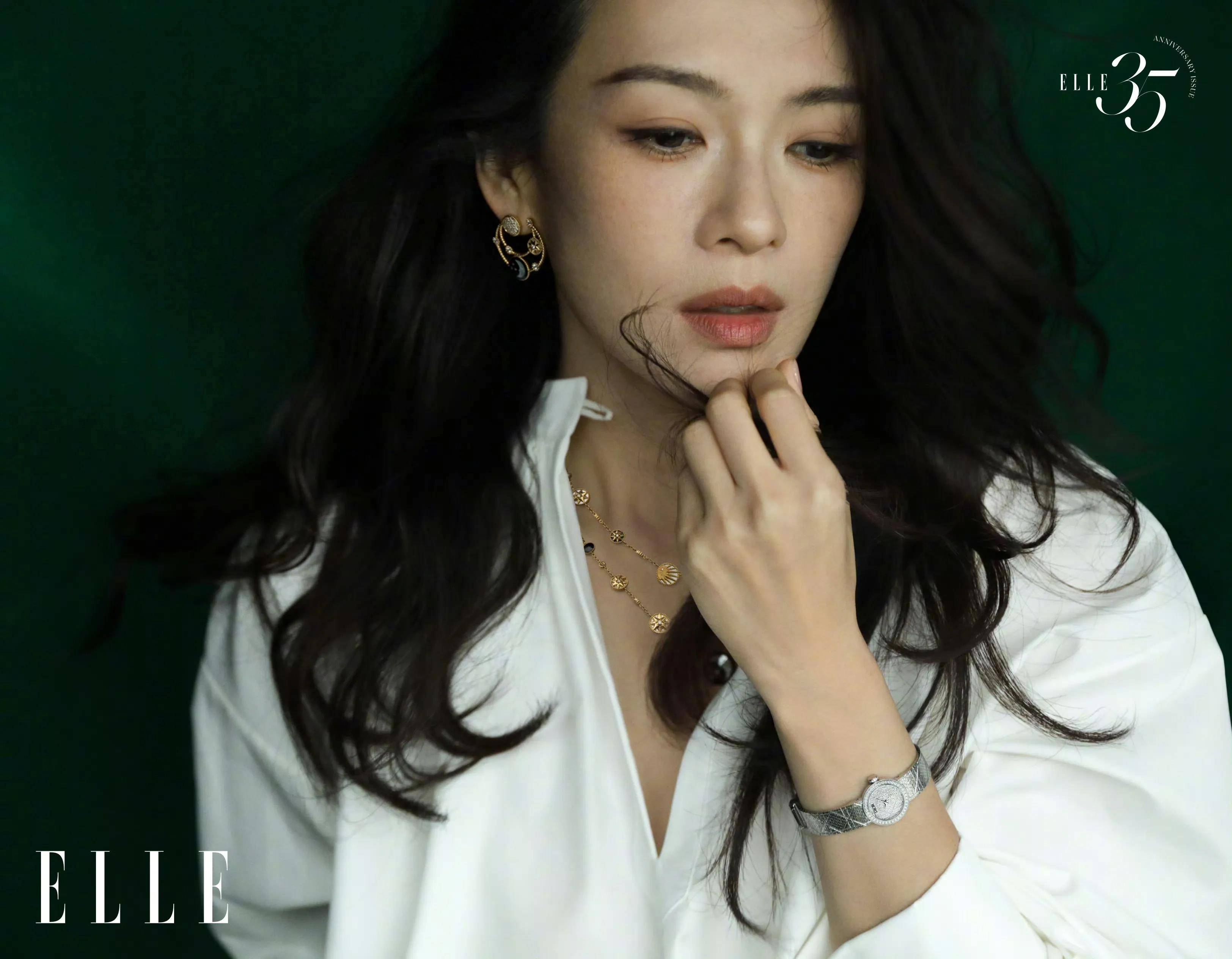 章子怡《elle》35周年封面,真空穿西装马甲,太飒了!_连衣裙_时尚_曲线