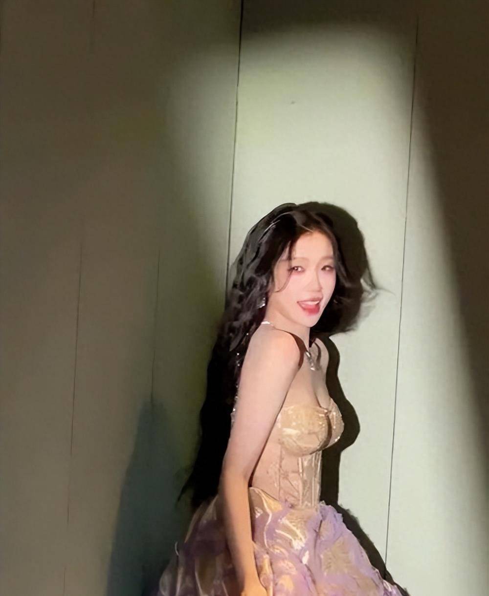 虞书欣身穿紧身抹胸裙,秀出好身材,尽显高贵优雅_时尚_的设计_皮肤