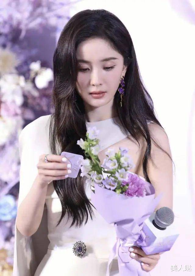 37岁杨幂怎么还像少女一样,露出来的皮肤白皙又光滑,难道她不会老吗