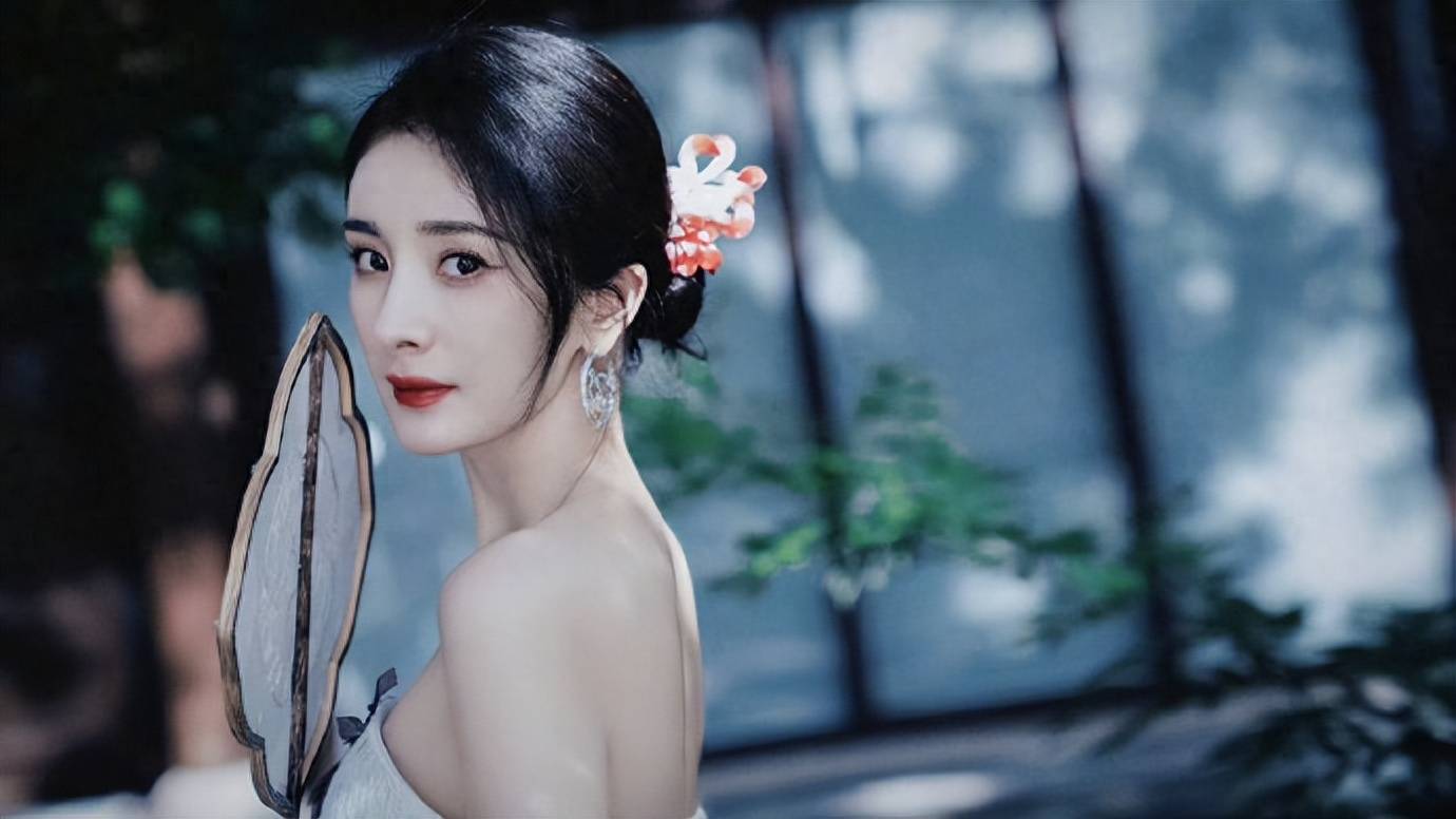 他的很多作品一穿就卖光了,但实际上,杨幂也是古典美女.