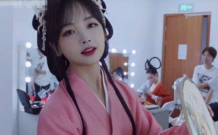 王冰冰首次曝光真实年龄!捂脸大笑太害羞,嘉宾一脸惊讶不敢相信?