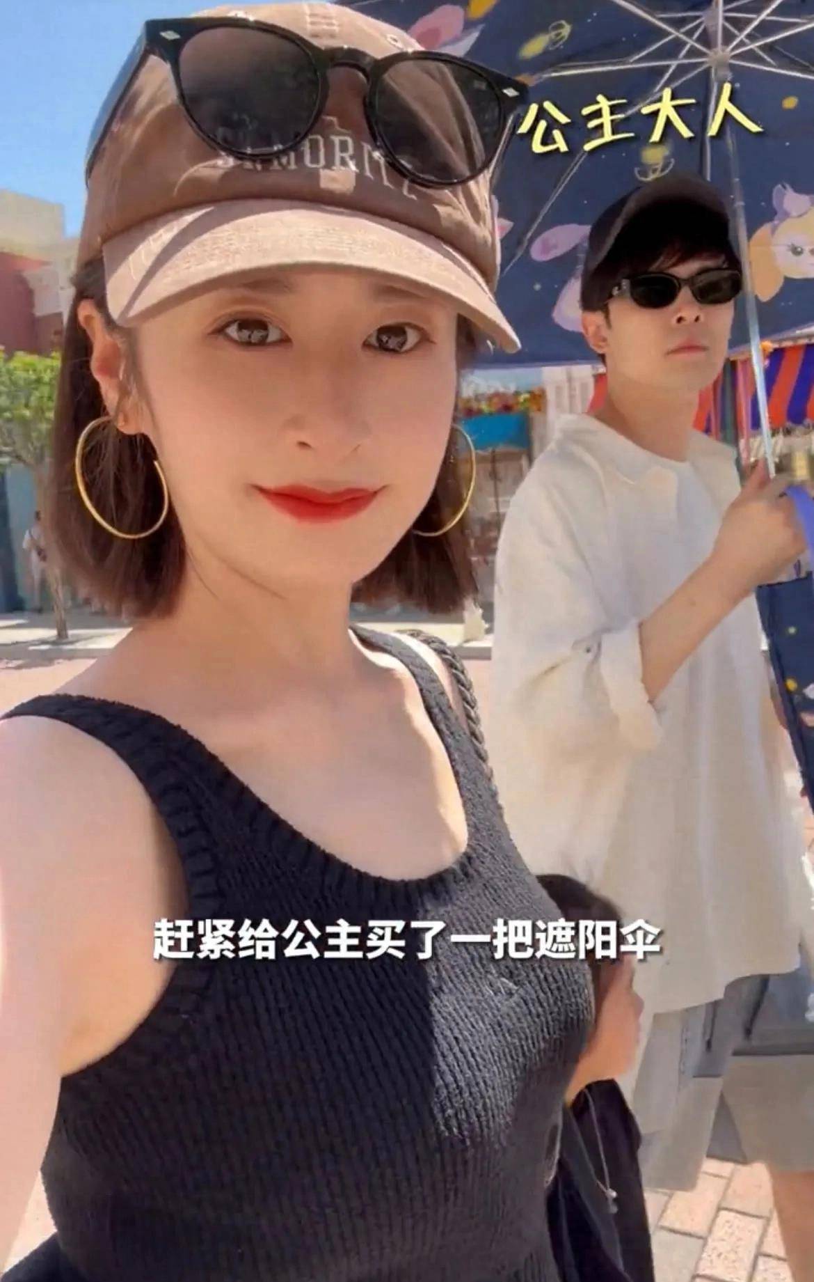 偶遇颖儿带女儿出游,5岁小月亮侧颜曝光,模样和爸爸付辛博很像_一家