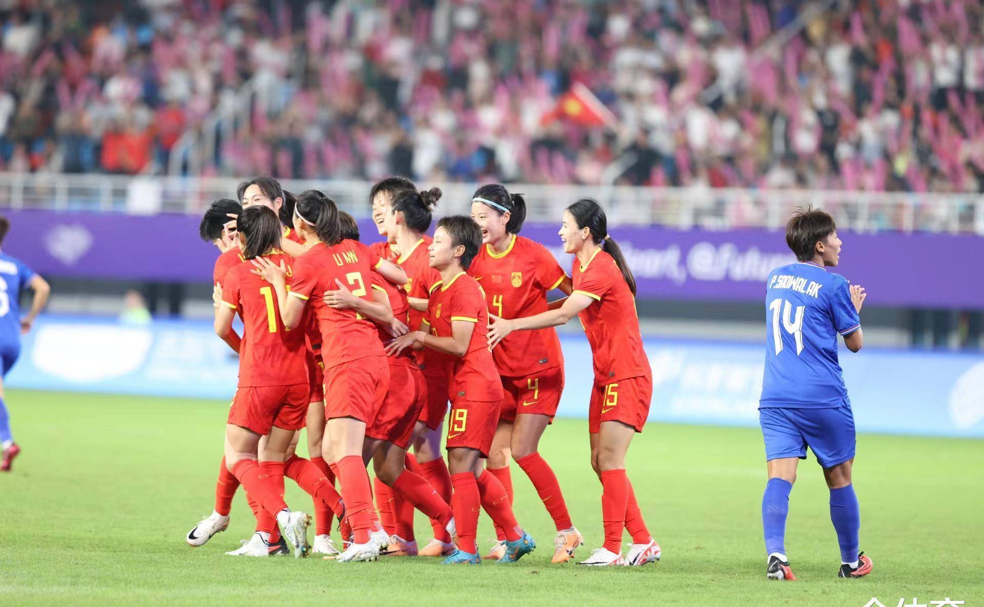 王霜梅开二度,我们女足杀进半决赛,将对阵夺冠大热门国外_&middot