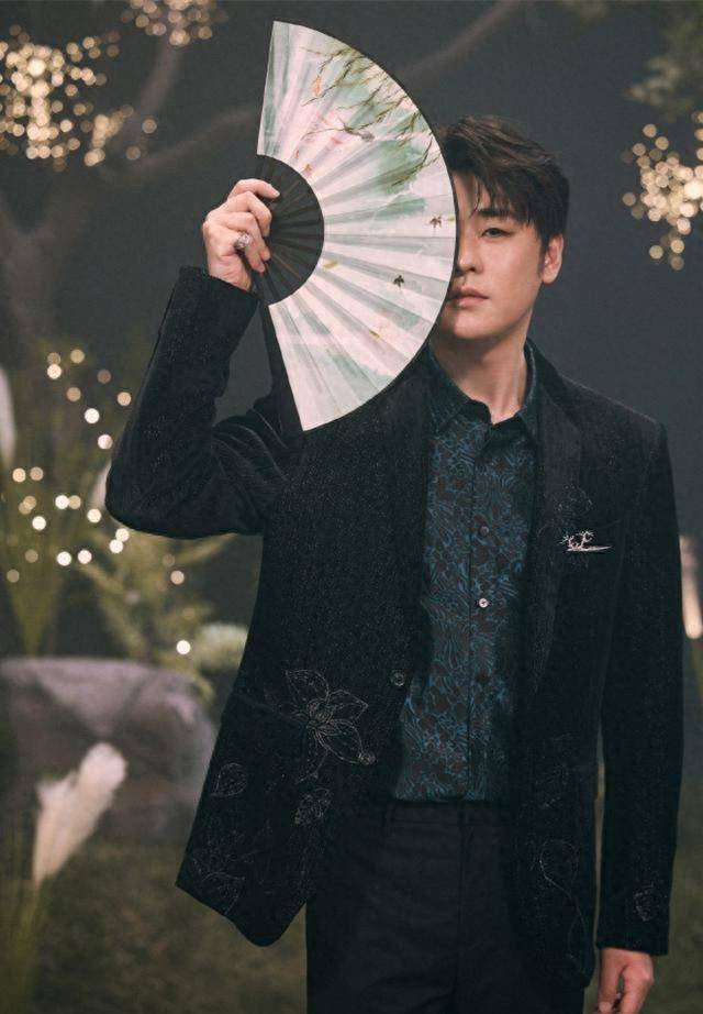 德云社张云雷新歌上线,占据三个榜单第一,网友:小辫不愧是顶流_演出