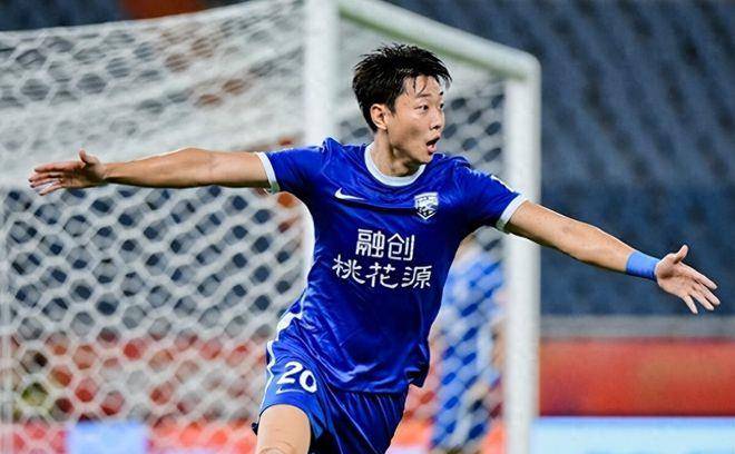 月薪三千的武汉三镇球迷给年薪百万的韦世豪,任航发工资,可笑吗_曼城