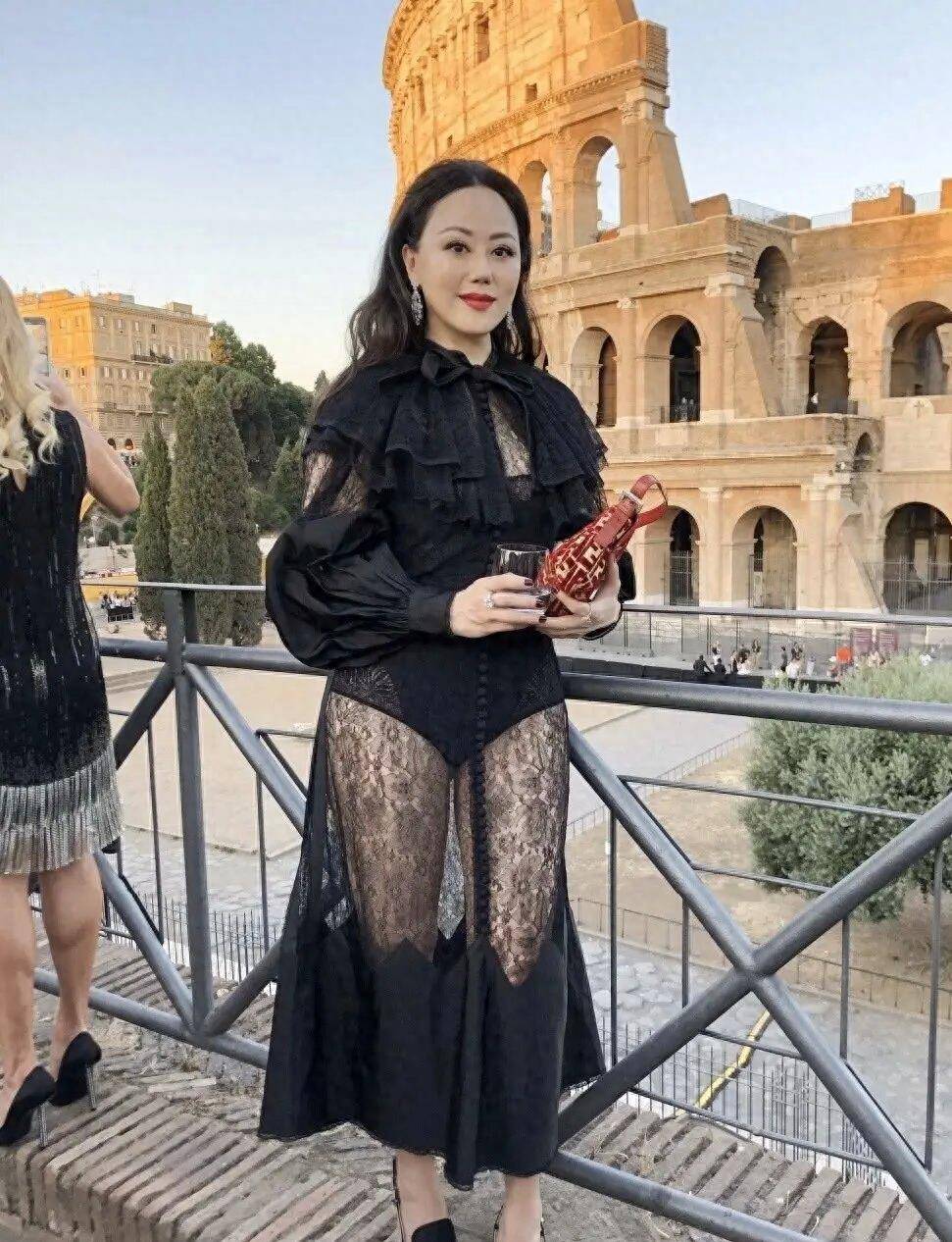 章小蕙微胖的身材太受欢迎了,身穿黑色大波浪裙,这才是真正的名媛!